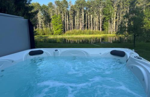 Eldred House | Waterfront 1900s Hot Tub Eldred Homestead