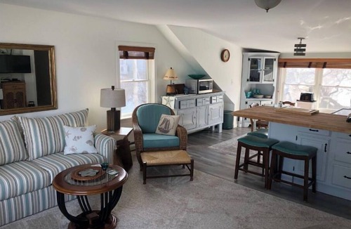 Gloucester Apartment | WATERFRONT 1BDRM SPACIOUS STUDIO APARTMENT