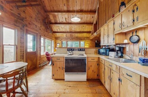 Greenville House | Waterfront cabin with amazing views from the deck & lake access