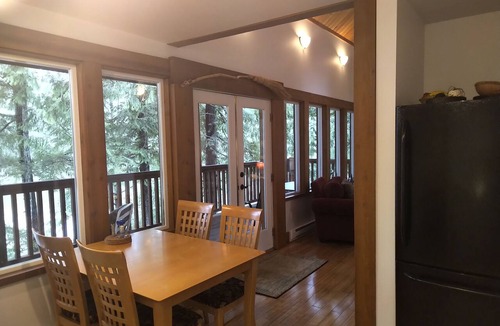 Madeira Park Cabin | Waterfront Classic Cabin - Romantic Seclusion!