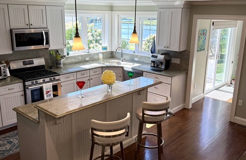 Danvers House | Waterfront contemporary townhouse with easy access to Boston communities