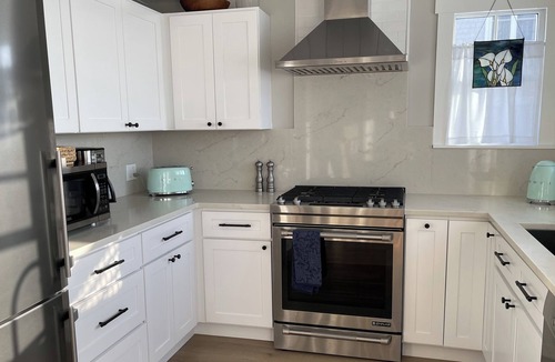Bristol House | WATERFRONT Cottage ON THE BAY– Stunning Views & Steps to Beach, Park & Bike Path