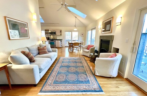Tisbury House | Well-Appointed 3 bedrm 4 bathrm with AC and 50+ 5-star reviews!