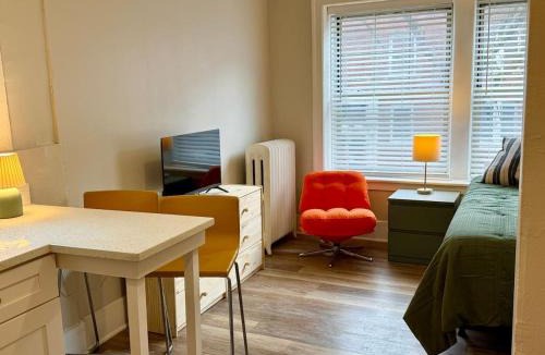 Edgewater Beach Apartment | Well Located Studio on the Red Line