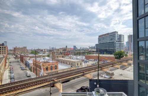 Near West Side Apartment | West Loop 1br w pool grills nr Fulton Market CHI-964