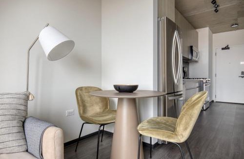 Near West Side Apartment | West Loop 1br w pool grills nr Fulton Market CHI-964