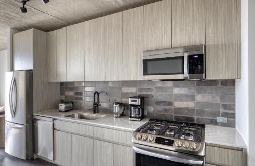 Near West Side Apartment | West Loop 1br w pool grills nr Fulton Market CHI-964
