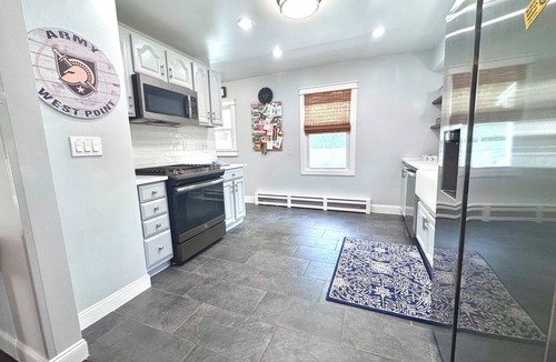 Highland Falls House | West Point Themed 3 Queen Bedroom 2 Bath at Thayer Gate