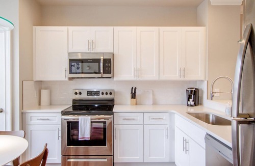 West End Condo | WestEnd Ave♥Spacious Deck♥Fast WiFi♥WorkSpace♥4 Beds 2.5 Baths♥Free Parking♥Pets