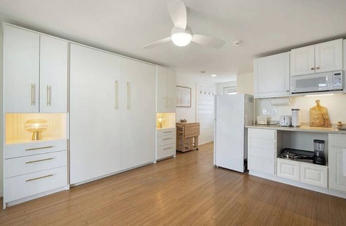 Hampton Condo | Whale's Tale - Boutique Studio Condo w/Pool 🐳