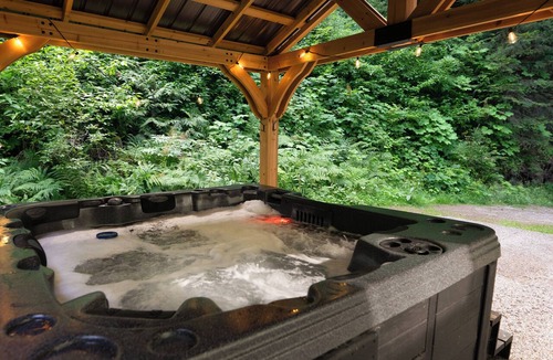 Sunshine Valley Cabin | Whispering Forest Retreat w/private hot tub