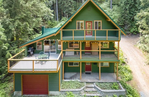 Sunshine Valley Cabin | Whispering Forest Retreat w/private hot tub