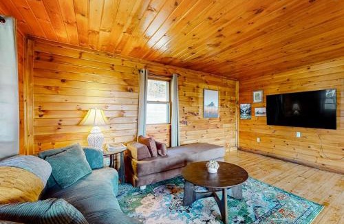Glover House | Whispering Pines Retreat