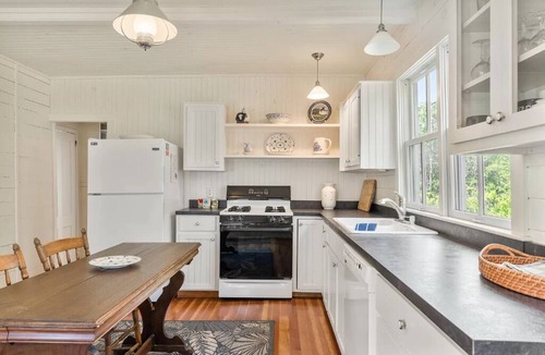 Mid-Coast and Islands House | Whispering Winds Cottage, Offering Ocean views & Resort Amenities, 5 BR/2 Bath