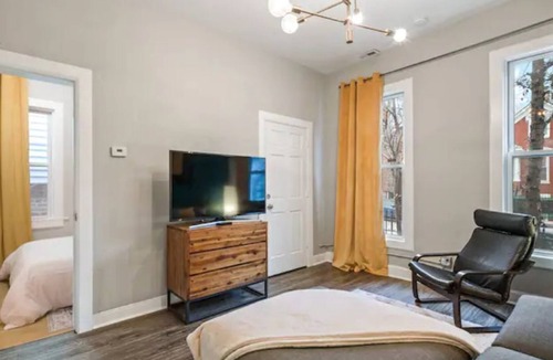 Pulaski Park Apartment | Wicker Park- Fast Internet- Dedicated Workspace