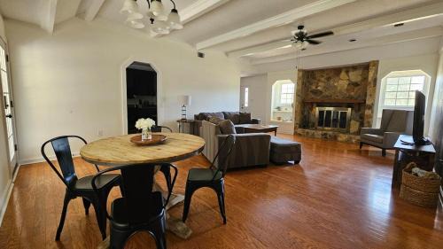 Warner Robins House | Willow and Stone Escape sleeps 6