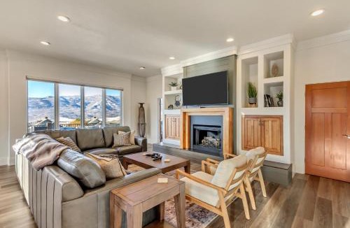 Eden House | Windriver Hideaway - Private Hot Tub