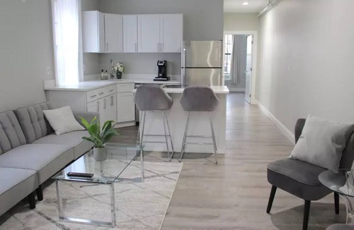 Downtown Albany Apartment | WOW ★ Bright Apt ★ PRIME downtown Walk Everywhere