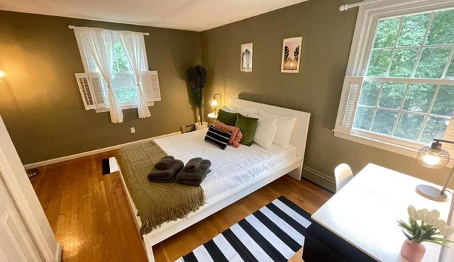 #17 Peerless Design Room with Private Bathroom!