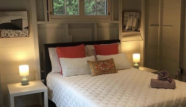 1920’s Original Kintail Beach Cottage - Beautiful Lake and Sunset Views in Goderich