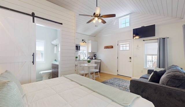 1BR King Bed Sofa Bed Sleeps 4 POOL - 13