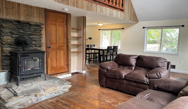 2 Bedroom Spacious Cottage on pond