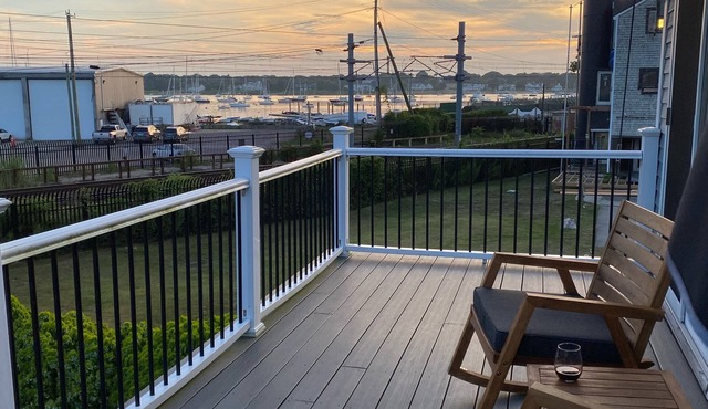 2bed/2bath with water views, large deck, walking distance to beach/restaurants