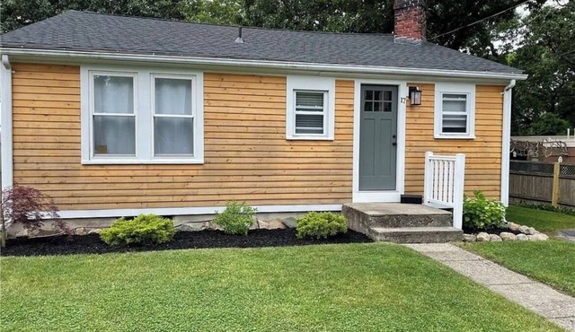 2BR/1BA lakefront home, stunning water views, near Providence TF Green Airport
