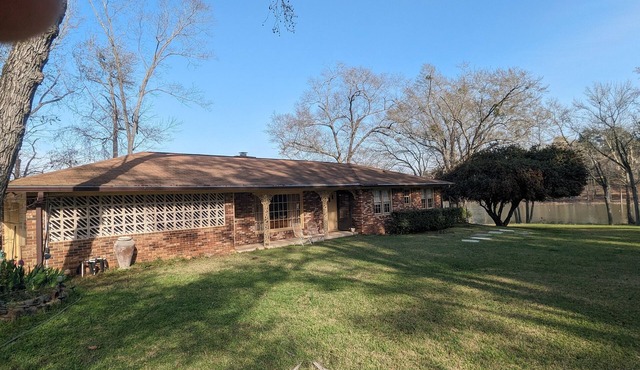 3 bed 2 bath on the Savannah River with great fishing right out the backyard.
