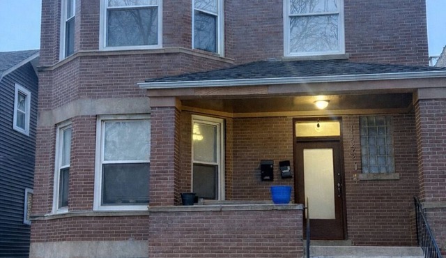 3-bedroom apartment in adorable Chicago with AC for your stay