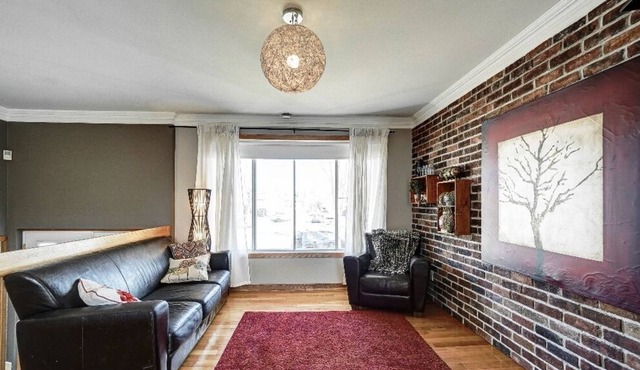 #300 Spacious, bright unit with pool, backyard and parking