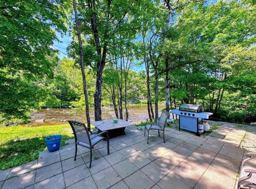 37PA Superbly appointed riverfront home in LIttleton Skiing hiking firepit wif