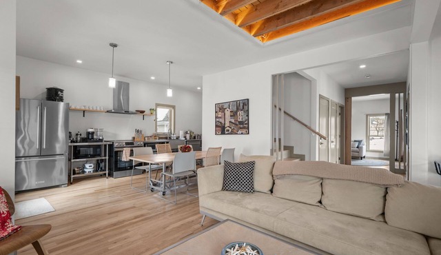 3BR New Modern Westerly Home – Walk to Downtown