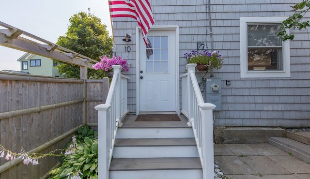 4 bedroom cottage 1 minute walk to Higgins Beach