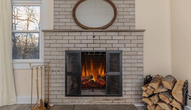 4-bedroom Cozy farmhouse with fireplace and sunroom