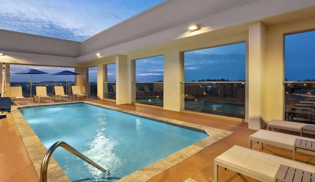 4 Refined Studio Suites Rooftop Pool! Close to Nashville Zoo!