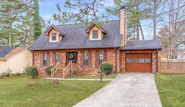 413) Massive 3 Bedroom With Fenced Yard!