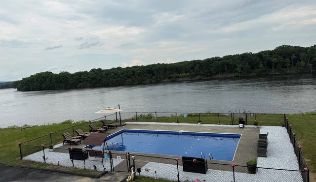50% OFF SUMMER BY TRACK🏇TOWN🌃WATERFRONT 8 BEDS🏡HEATED POOL🏊‍♀️SAUNA🧖NEW DECK🌊 FISH🐟