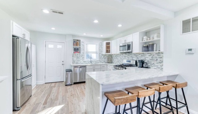 A group-ready southeast DC home with free parking and room for 8 guests
