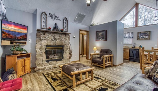 Adalynn's Mountain Retreat-Hot Tub, Cozy Cabin Retreat in the Smokies Comfort & Fun for All