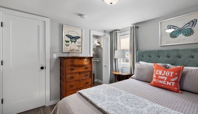 Adorable Yr Round Cottage -1 Bed 1 Bath + Laundry - Great Outside Space Overlooks Pond - Riptide Cottage