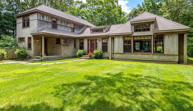 Architect-Designed Getaway In Bayes Hill