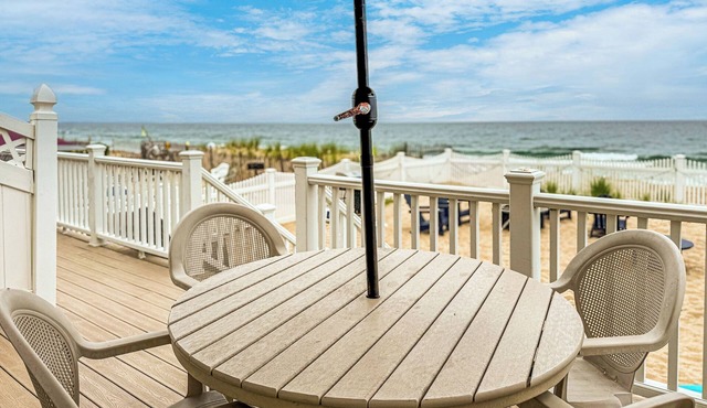 Beachfront Bungalow: beachyard, close to boardwalk