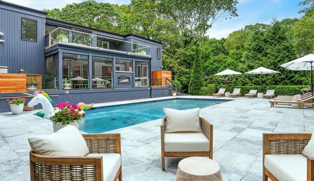 Beautiful and Modern East Hampton Home, Heated Pool, Perfect for Families