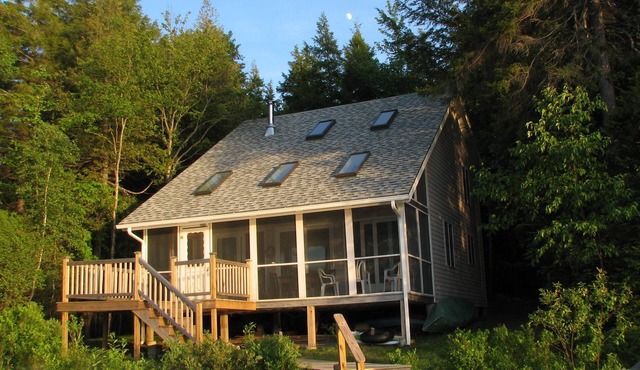 Beautiful Lakeside Cottage on Spring River Lake in Maine