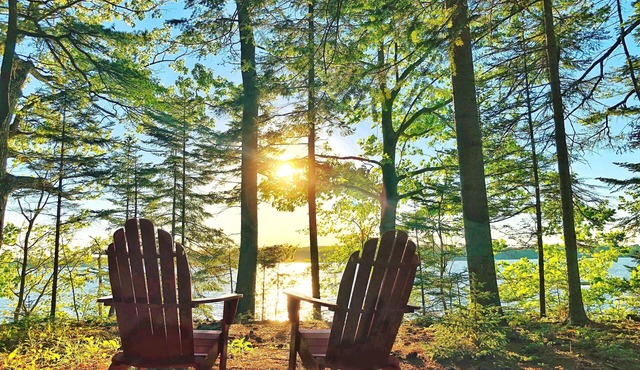 Beautiful oceanfront three-bedroom home overlooking Wolfe's Neck State Park.