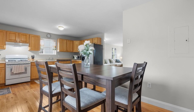 Beautiful Waterfront 4 Bedroom, 1.5 Bathroom Unit.