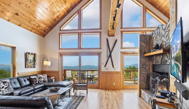Beech Mountain 6BR Retreat! Pool Table, Shuffleboard, 3 Master Suites & Panoramic Views