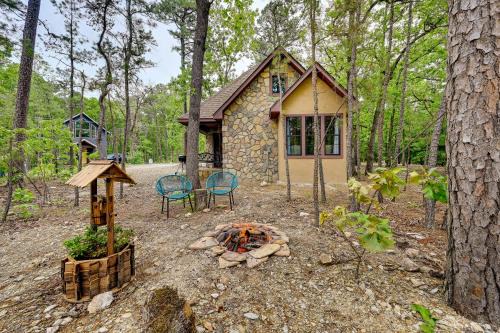 Blissful Broken Bow Studio: Fire Pit & Jacuzzi Tub