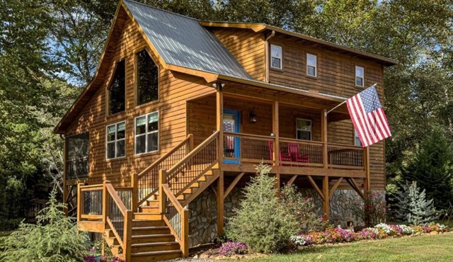 Blue Jay Riverfront cozy cabin along the Nottley River in Murphy, North Carolina